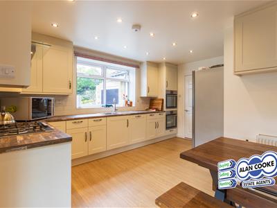 FULLY FITTED DELUXE KITCHEN